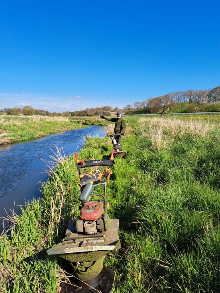 Nyd de fine stier langs åen